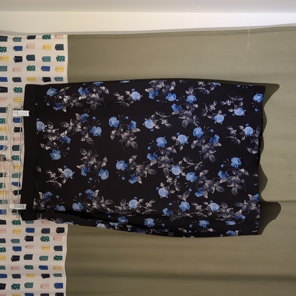 Elastic stretch scuba knit straight skirt - Picture 1 of 2